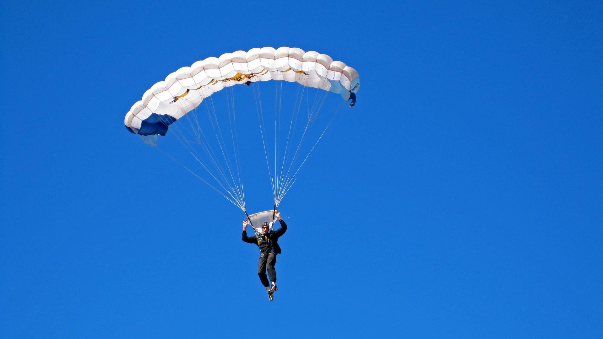 爱游戏官网-球场上的感人瞬间：队友互助的暖心时刻，球场上的友谊作文